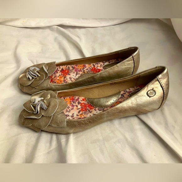 Born Shoes - Born Leather Flats With Flower Metallic Arch Support Gold Size 6